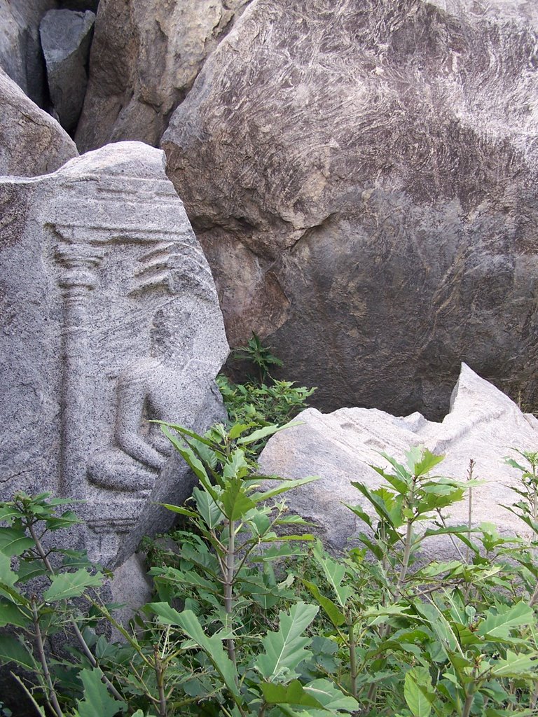 Vandalised Jain Figure, Gingee by omshakti