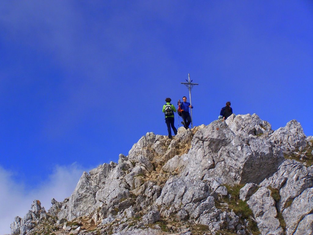 EN LA CUMBRE ( AIZKORRI  1528 mts ) by Carlos Ramos De  Los Mozos