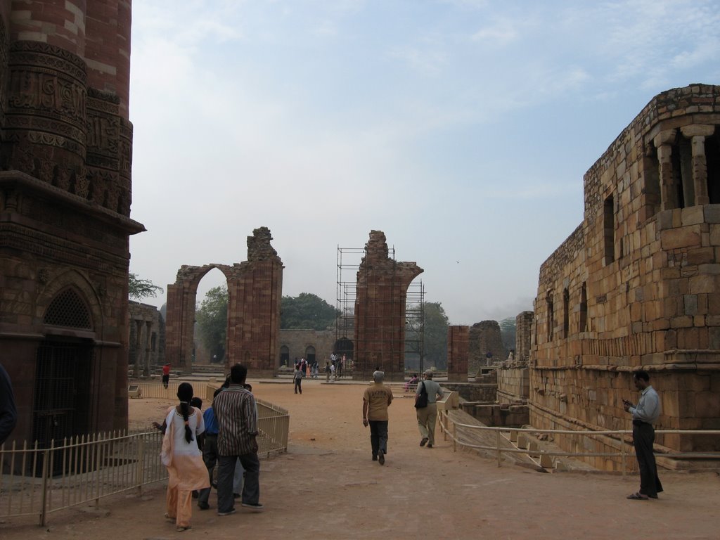 Qutb Minar by Gabriele Giuseppini