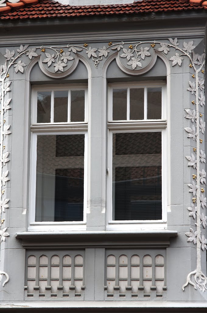 Verzierung rund um das Fenster des Erkers by wolfbam