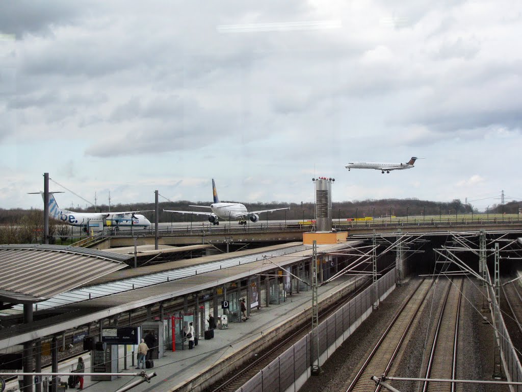 Am Bahnhof Düsseldorf Airport by Schwabendude