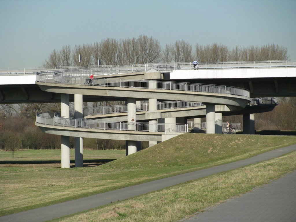 Fahrradspirale Flughafenbrücke by cherwi