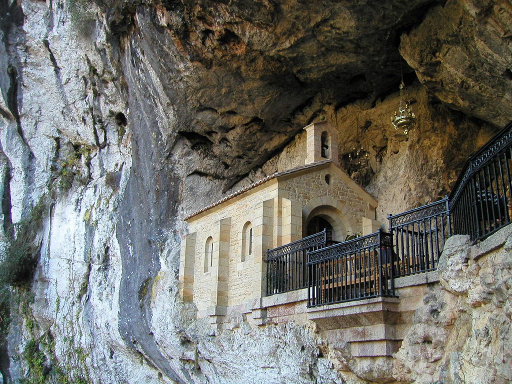 Santa Cueva by Lales