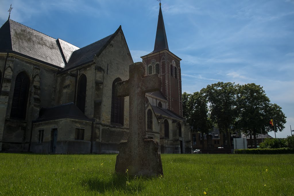 Kruisbeeld op voormalige begraafplaats Neeroeteren by Henri Van Ham