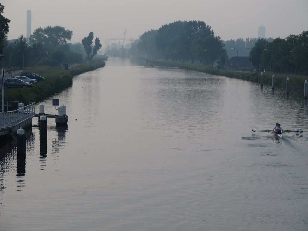 Zwethbrug, Delftse Schie richting Delft, met roeiers en avondnevel by gerrits