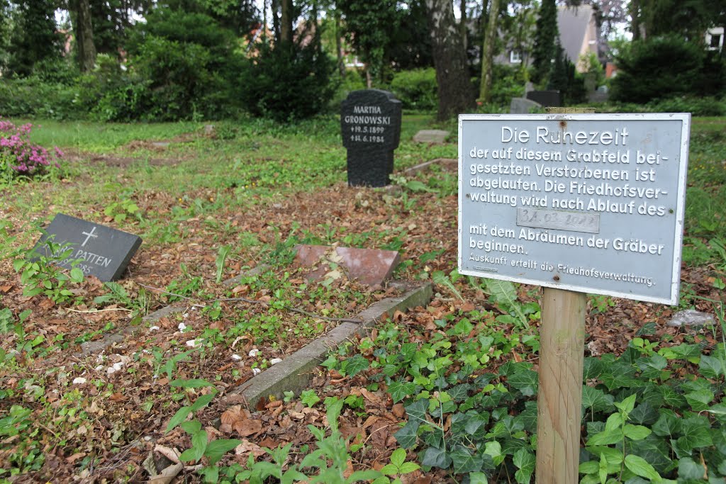 Das Ende der "letzten Ruhe": Gräber werden abgeräumt und neu belegt. Friedhof Neuss Uedesheim by Bernd Bruns