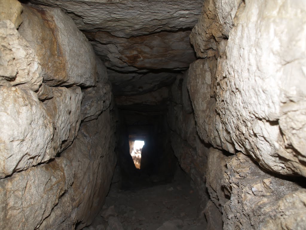 Lo straordinario tunnel megalitico di Grotta Para by Pietro Scerrato