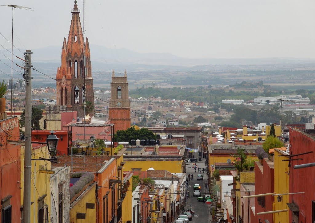 Bajando hacia el centro by Arturo Cárdenas L