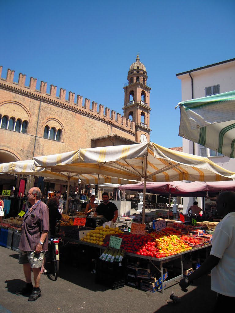 Faenza - Piazza Martiri della Libertà - I colori del mercato ortofrutticolo/ The colors of the fruit and vegetable market (20/06/2013) by esse est reminisci (SAVE PANORAMIO)