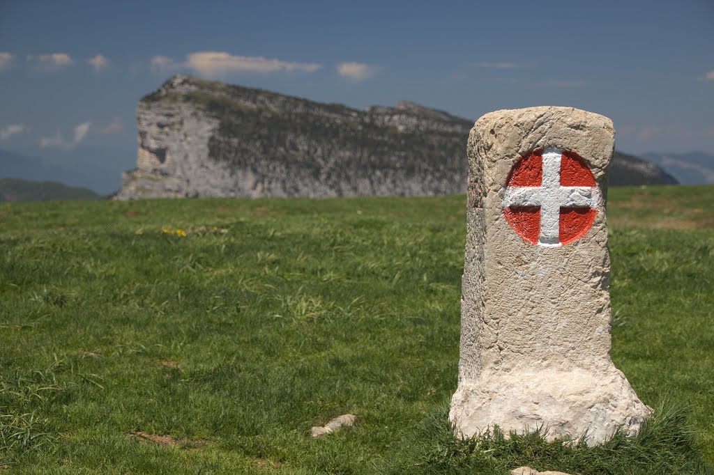 Au Col de L'Alpe - Frontière Isère/Savoie by Nicolas Mareau