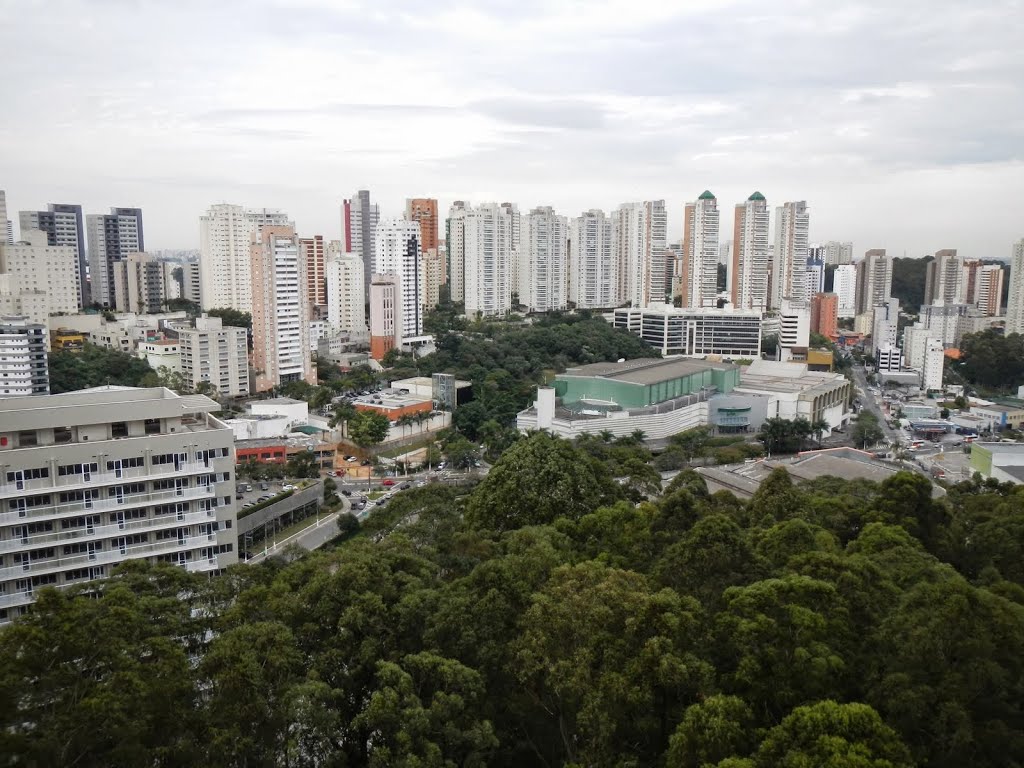 Vista a partir de terraço no edifício Águas de Março by Casas no Morumbi