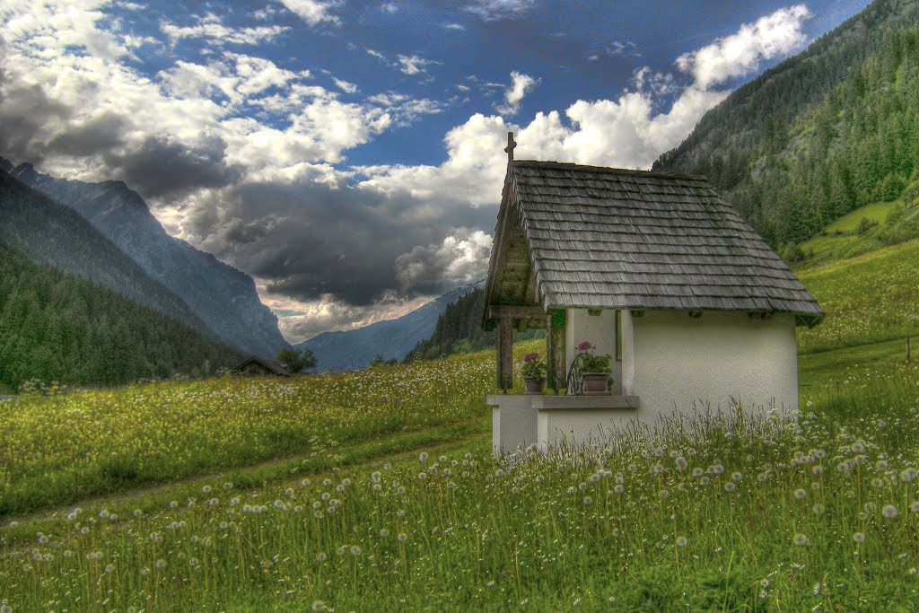 Piösmes: Kleine Kapelle am Wegesrand by Karl-Hans Vollrath