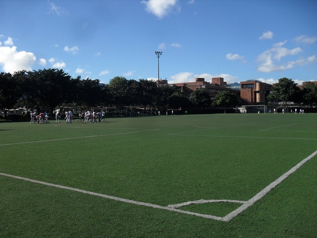 Tiro de Esquina - Canchas de fútbol COMPENSAR by Juantiago