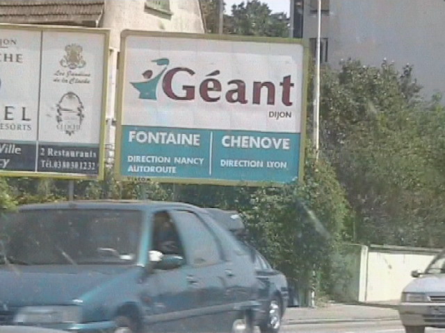 Affiche du magasin Géant à Dijon (Chenôve et Fontaine) en juillet 2004. by Divio