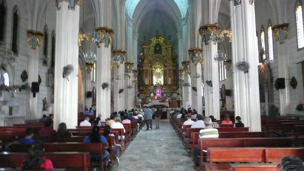 Interior de La Basílica de la Merced by Vicente Riofrio Diaz