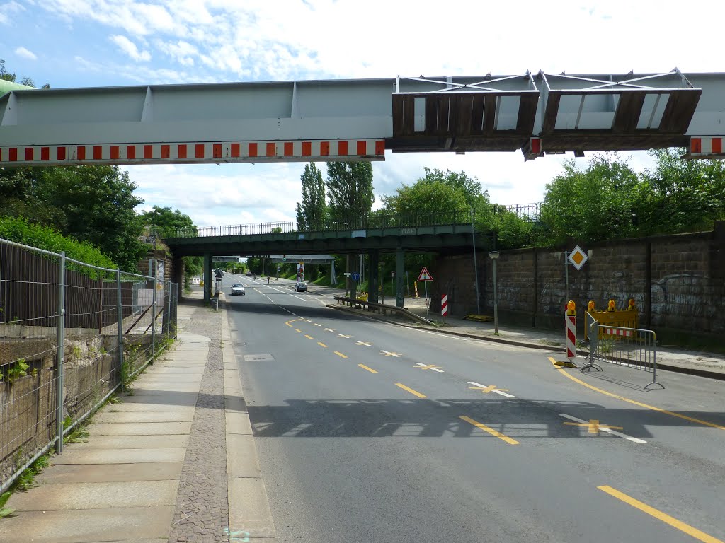 Leipzig,Zweinaundorfer Straße,etwas daneben wirkende Höhenbegrenzungen vor und hinter einer leicht wirkenden Eisenbahnbrücke aus den 20er Jahren by KADIBILD