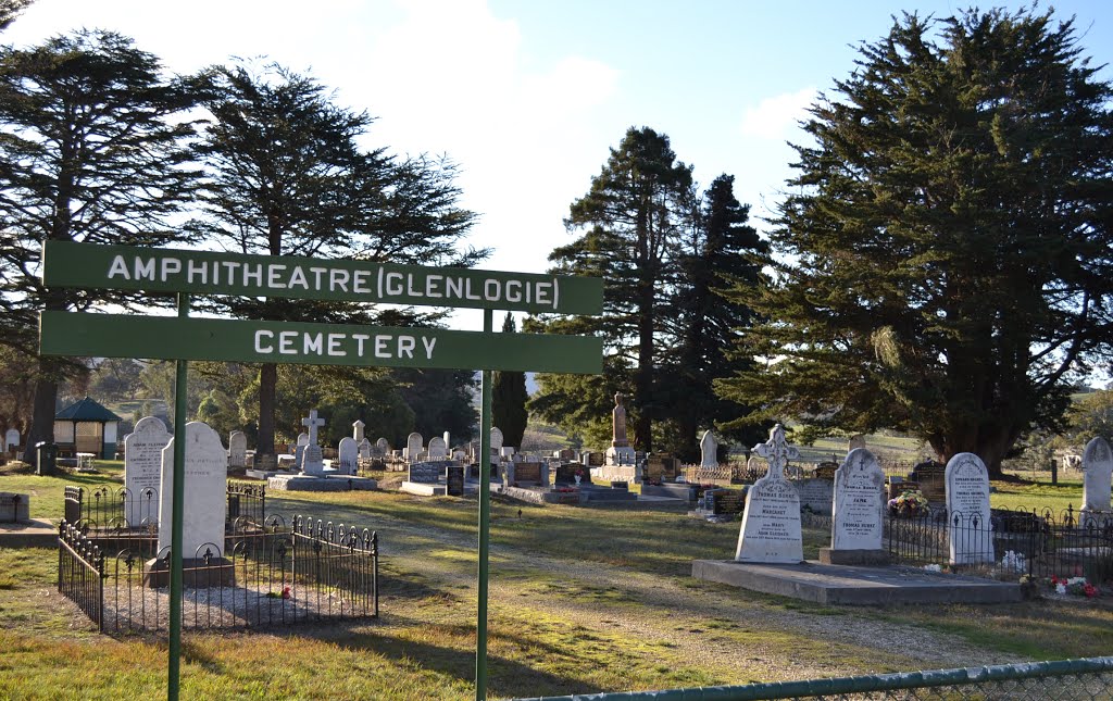 Amphitheatre (Glenlogie) Cemetery: front aspect by Phaedrus Fleurieu