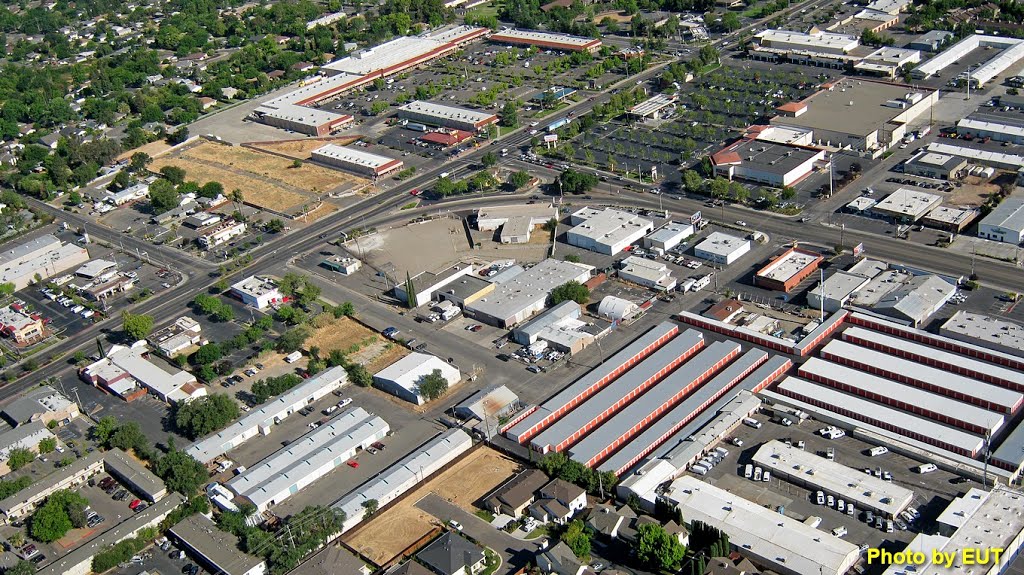 Fair Oaks Blvd. turns east by TILESTON