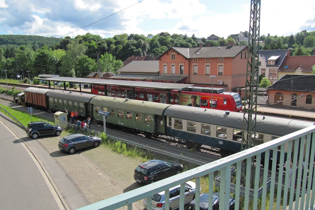 Bahnhof Ottweiler mit Museumseisenbahn Ostertalbahn im Vordergrund by Katweasle