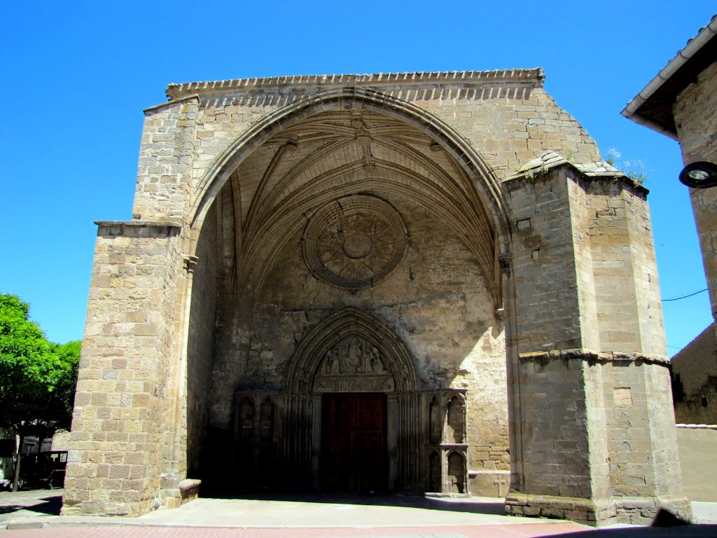 Sangüesa, Iglesia de San Salvador. Pórtico del XVI.JPG by SantiUsabiaga