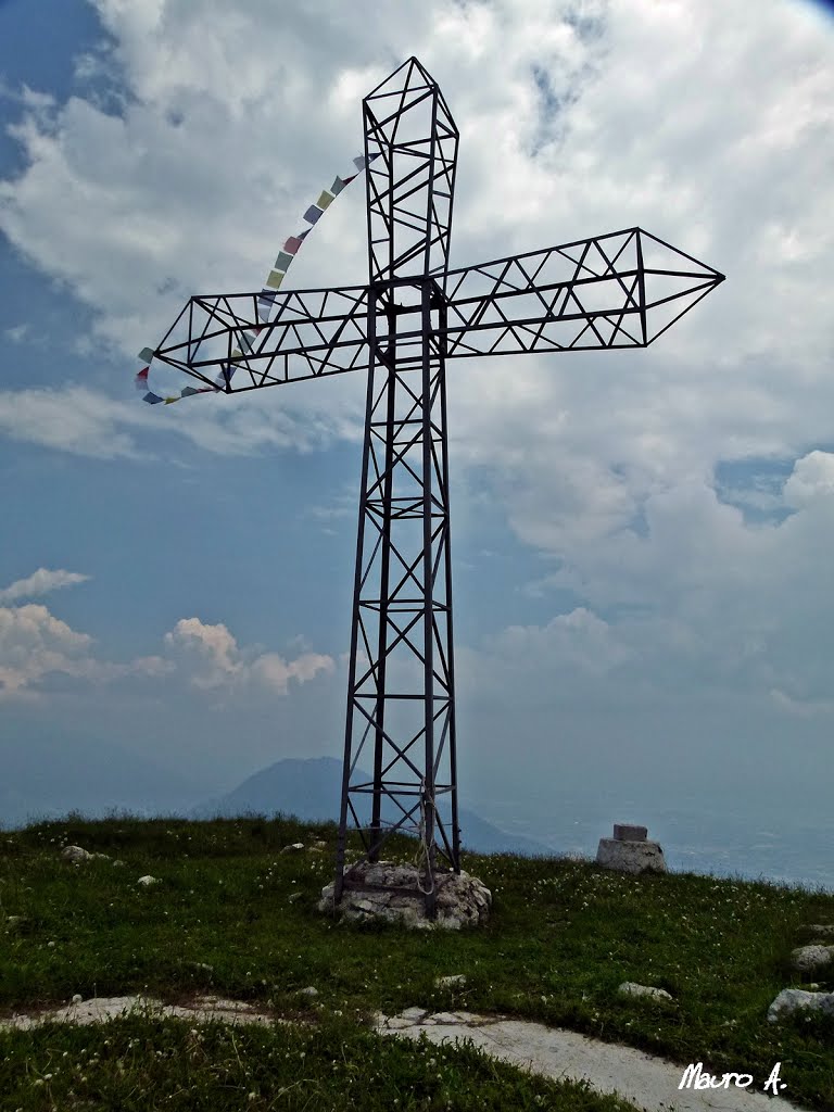 Croce e bandierine di preghiera Monte Novegno by alpino47