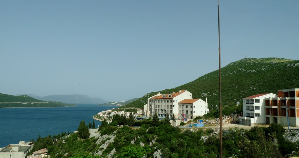 Látkép Neumban a Hotel Stellával by Dr. Pinczés Sándor