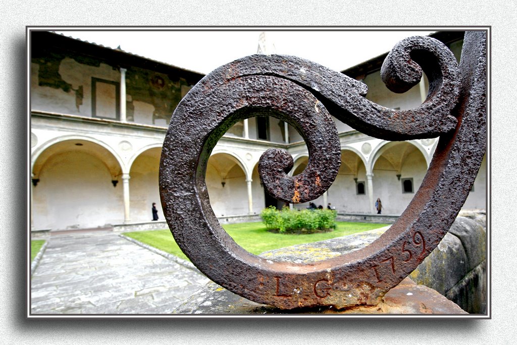 Chiostro nella Basilica di Santa Croce, particolatre del pozzo, forgiato nel 1759, - Firenze aprile 2008 by © Fabio Rosati ©