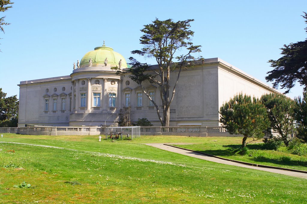 Rear view of Palace Legion of Honor by Rosencruz Sumera