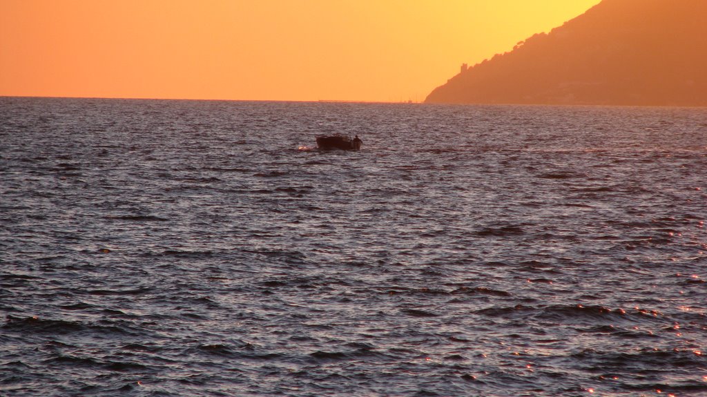 Tramonto con barca pescatori by brunobarbato