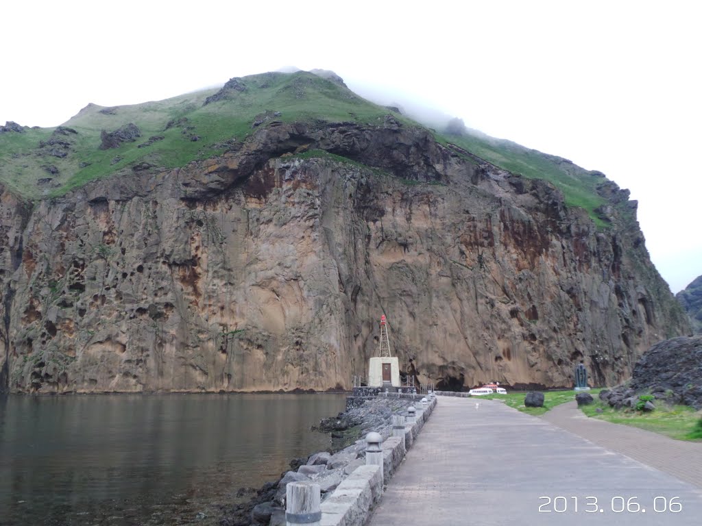 Haimaey, Iceland by kuankuen