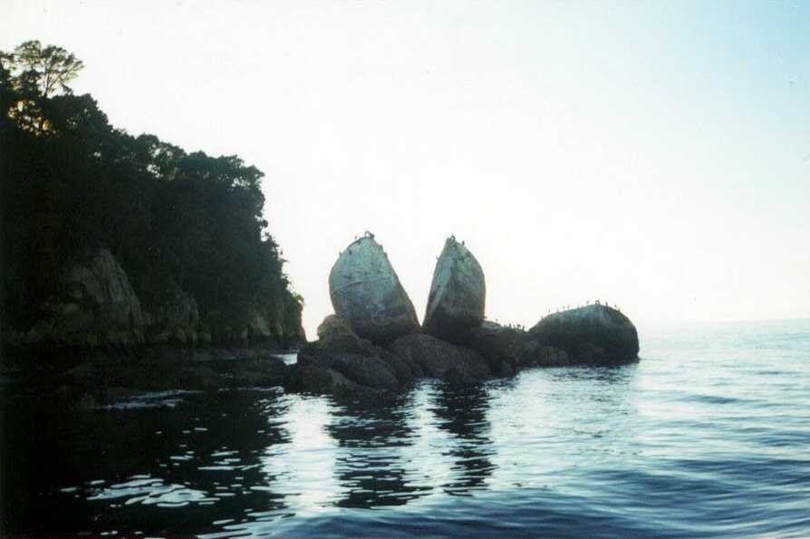 Abel Tasman NP - Split Apple Rock by Dennis Brouwer