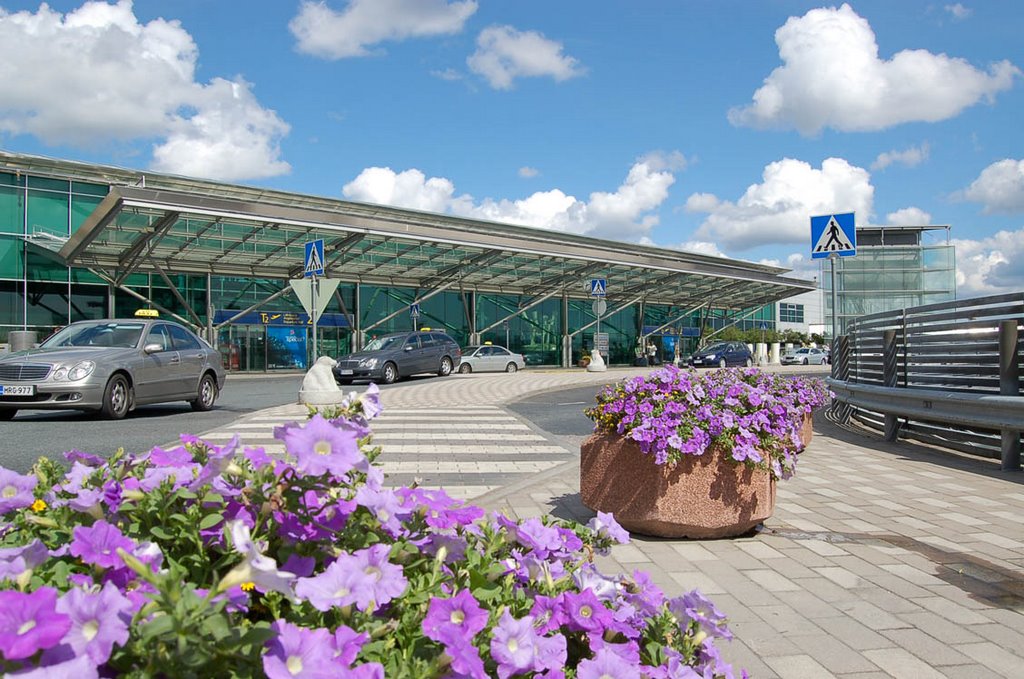 Helsinki Airport Vantaa by Arnfried Zerche