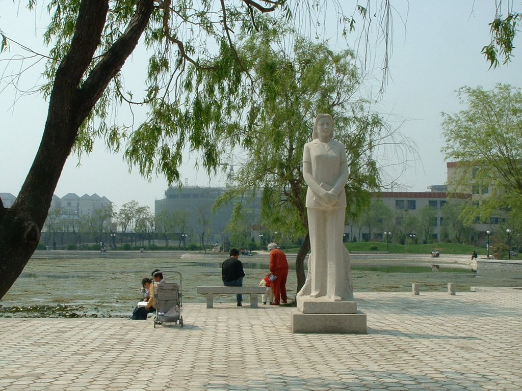 烟台大学三元湖前的雕像 yantai university by 黄工