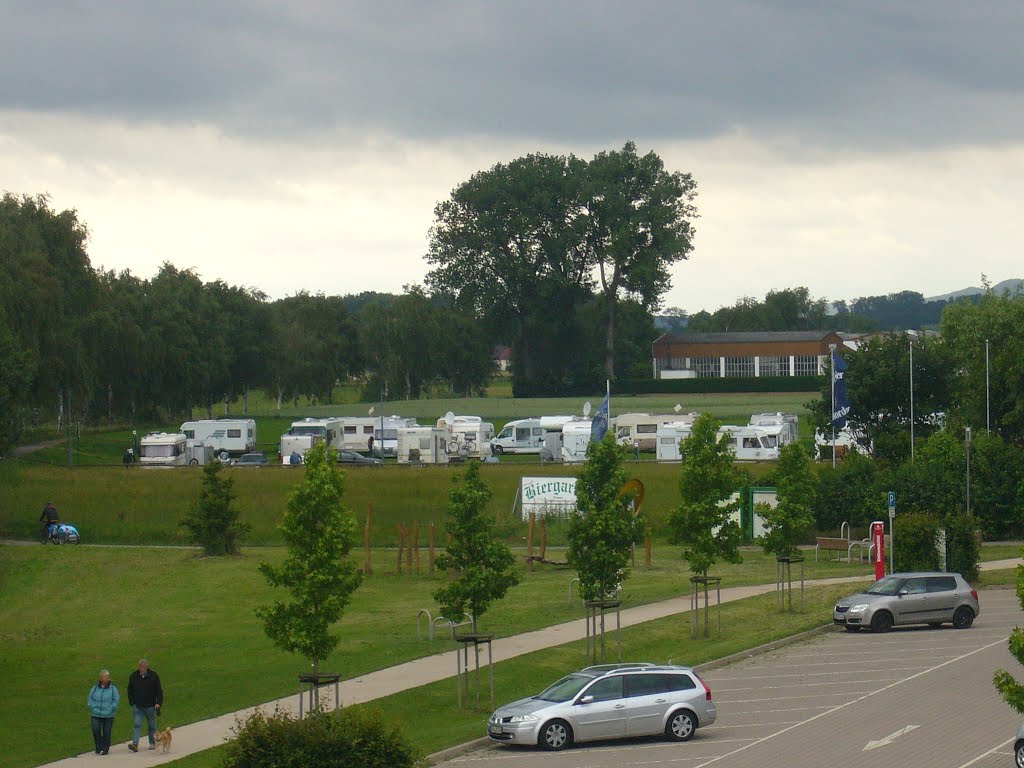 Blick von der Weserbrücke auf den WoMo-Stellplatz by rosidie