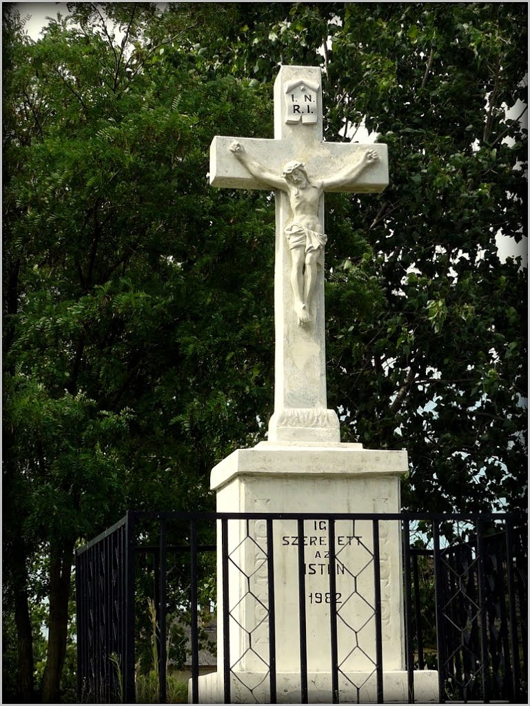 Kőkereszt - Stone cross by Tamás Borbély