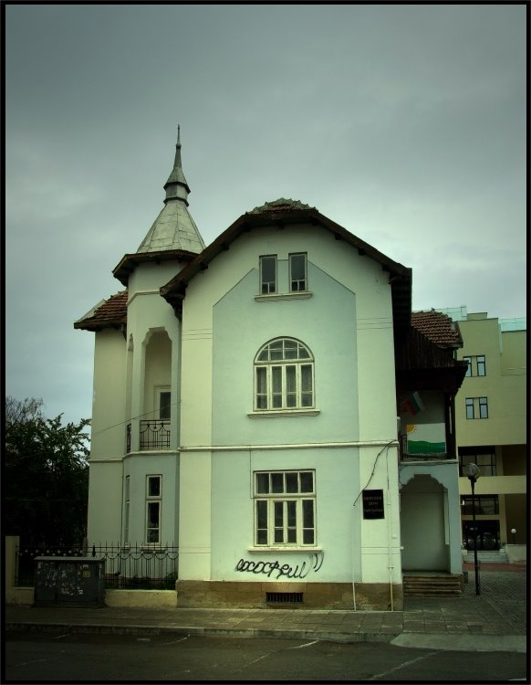 Old House in Turgovishte by mrblond/PlamenAgov