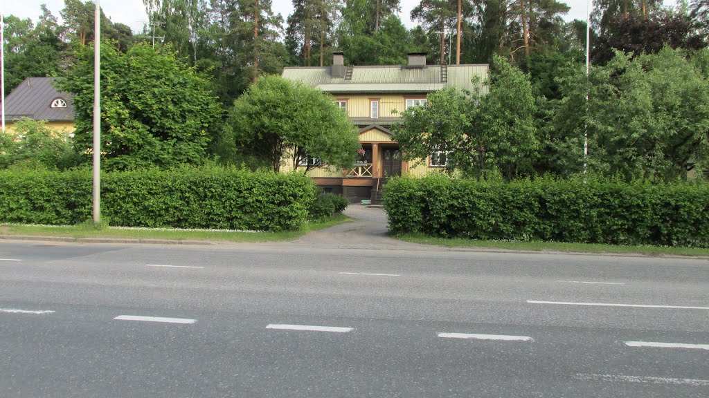 Casa na rua Kaukaankatu by Júnior Bonfatti