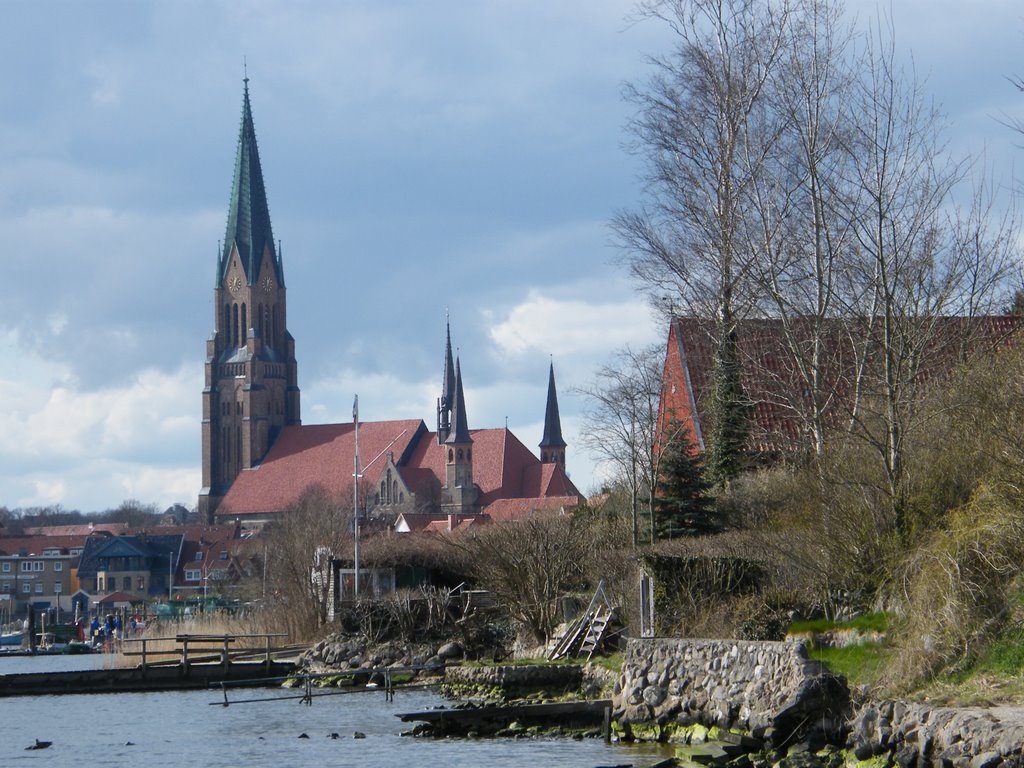 Schleswiger Dom aus anderer Perspektive by F. Kompanik