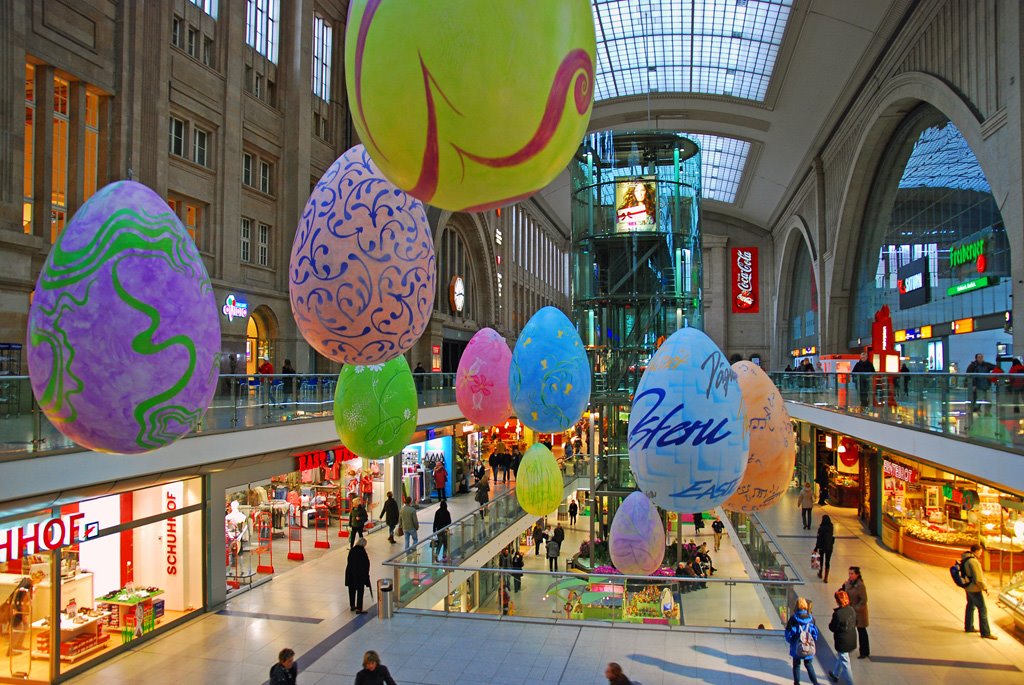 Ostern im Hauptbahnhof by Holger Vogt