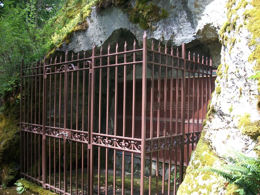 Tomb of J.D. and Alice Ross by knezek