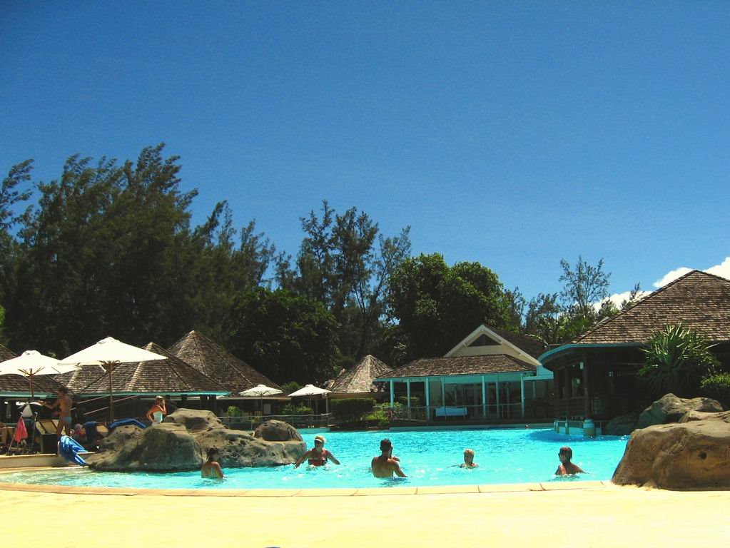 La piscine des Villas du Lagon à L'Hermitage de la Réunion (France). by gegedeversailles