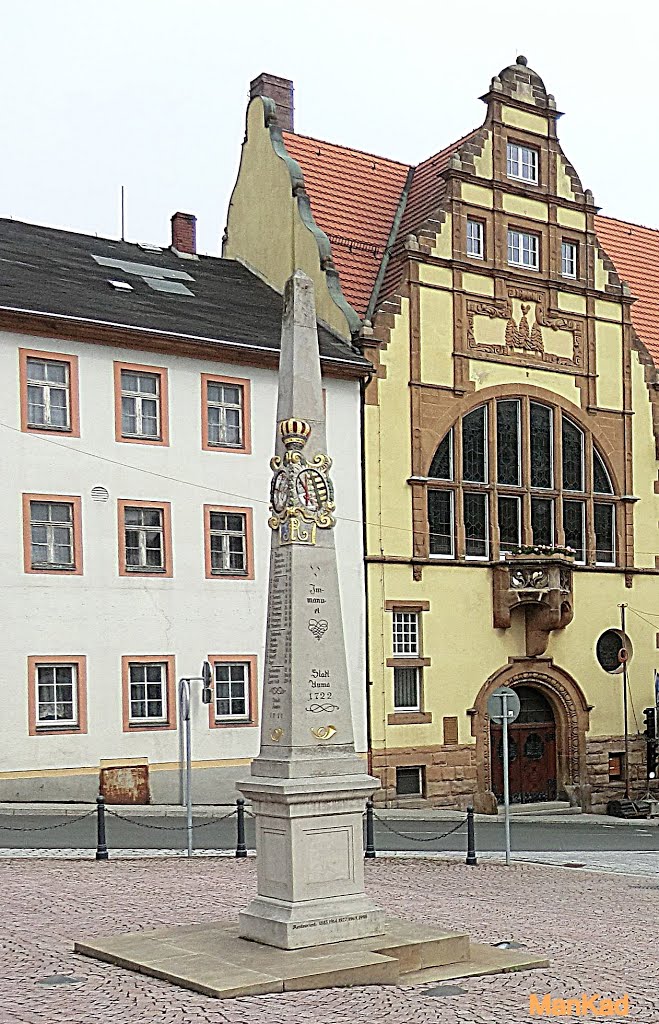 Die * Postsäule * in ihrer ganzen Schönheit auf dem Marktplatz in > Auma < im Landkreis Greiz by Mankad