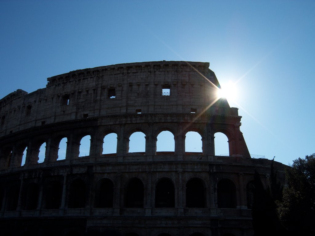 When the sun plays hide&seek behind the Colosseo... by Ptit Poyon