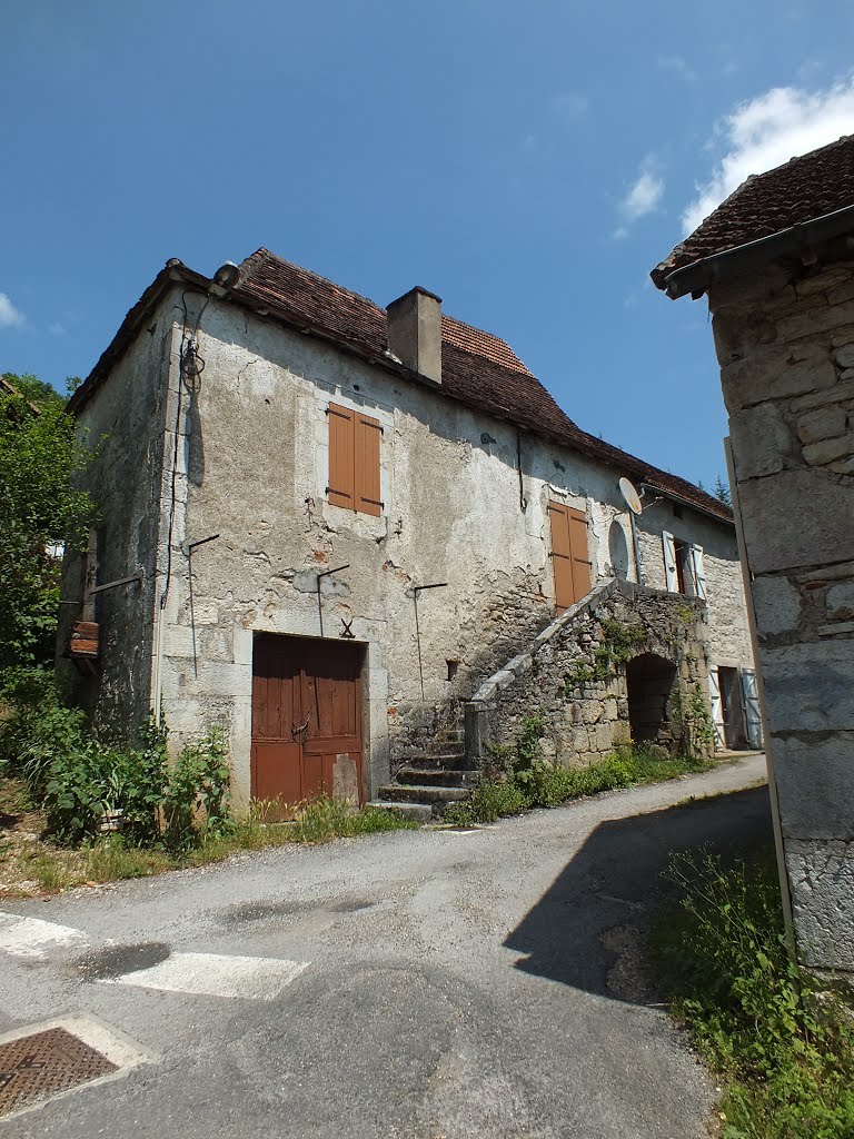 Belle demeure à Saint-Sulpice by Yann LESELLIER