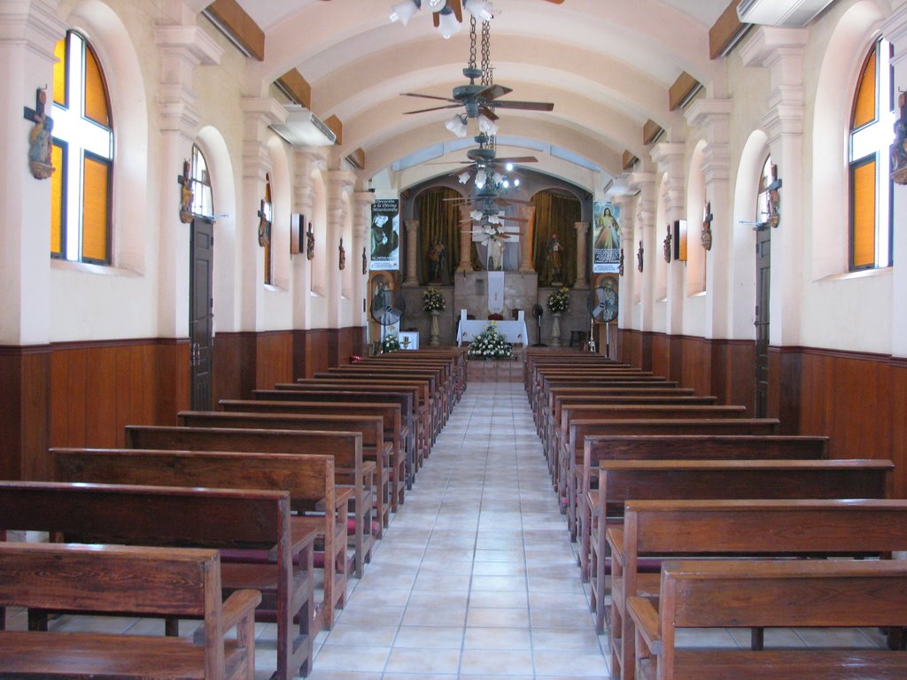 Interior de la primer iglesia catolica de la ciudad by anarbolleal