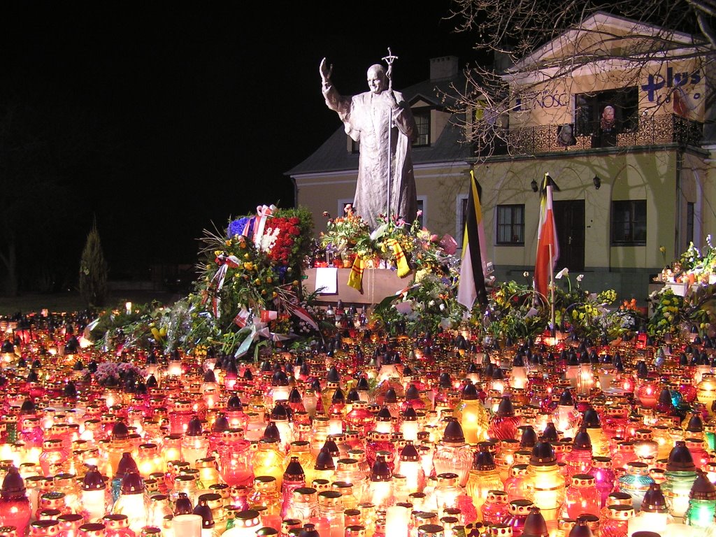 Jan Paweł II, pomnik na pl.JP2, obok bazyliki Katedralnej, Kielce, Polska by piotr.markielowski