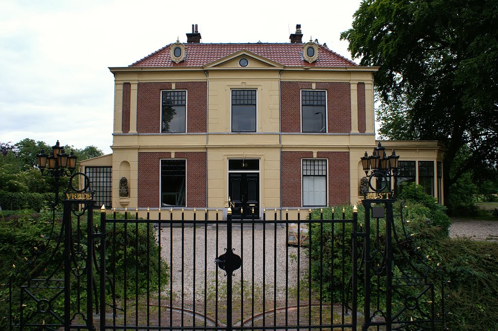 Huis Vrede en Rust by Peter van der Wielen