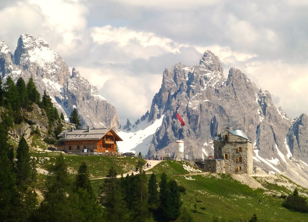 Rifugio Vallandro, il forte, e sullo sfondo i Cadini di Misurina by luciano bernardi