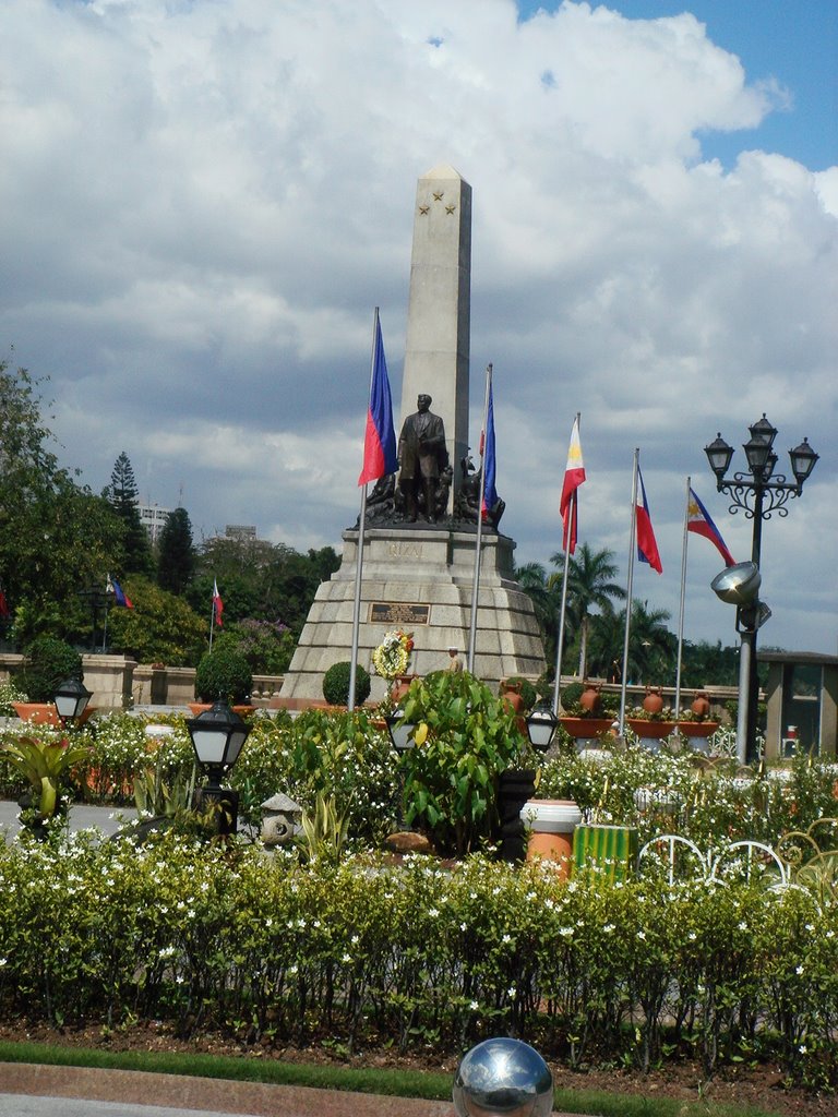 Rizal Park, Manila by riceguia