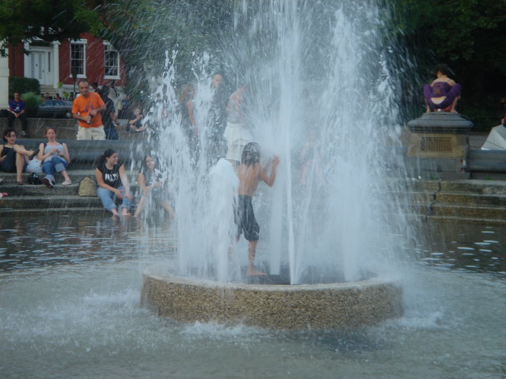 Refresco en la fuente de Washington Square Park, NYC by kikocho